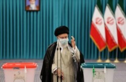 Ayatollah Ali Khamenei memberikan suara dalam Pilpres Iran 18 Juni 2021.