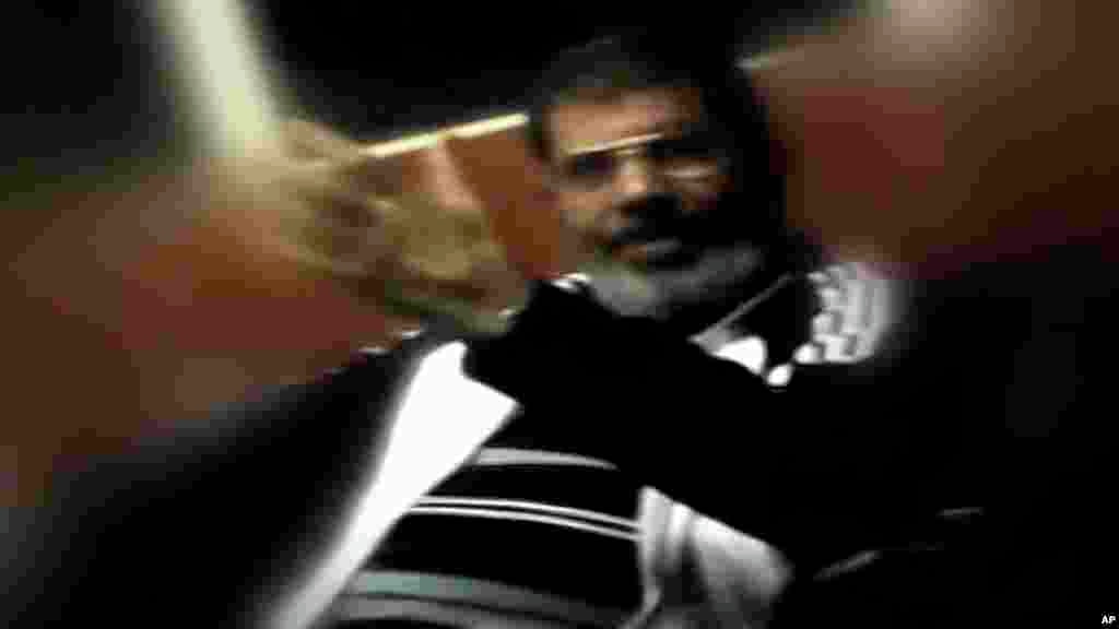 Mohammed Morsi ya bayyana a bainar jama'a karo na farko tun lokacin da aka hambarar da shi a watan Yuli. Ya bayyana a gaban kotun laifuka a birnin Alkahira kasar Misra ranar Litinin hudu ga watan Nuwamban shekarar 2013.