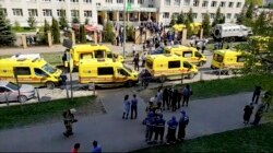 حملے کے بعد اسکول کے باہر ایمبولینس موجود ہیں