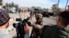 资料照片：阿富汗安全警察阻止媒体人员对炸弹爆炸现场进行拍摄（2021年3月2日）