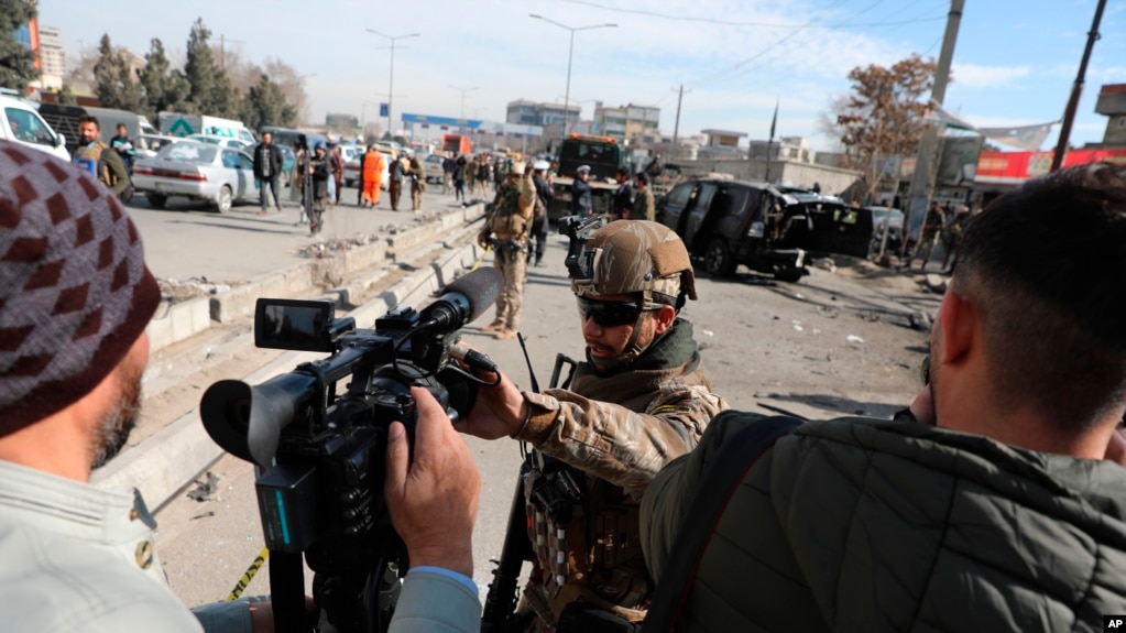 资料照片：阿富汗安全警察阻止媒体人员对炸弹爆炸现场进行拍摄（2021年3月2日）(photo:VOA)