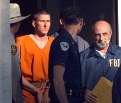 21 Nisan 1995 tarihli bu fotoğrafta Oklahoma City'deki bombalı saldırının zanlısı olarak tutuklanan Timothy McVeigh, güvenlik görevlileri tarafından Noble İlçe Mahkemesi'nden çıkarılırken görüntülenmiş.