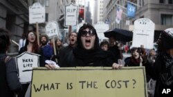 Los miembros del movimiento 'Ocupemos Wall Street' cantan durante una marcha en Nueva York este lunes 17 de septiembre. 