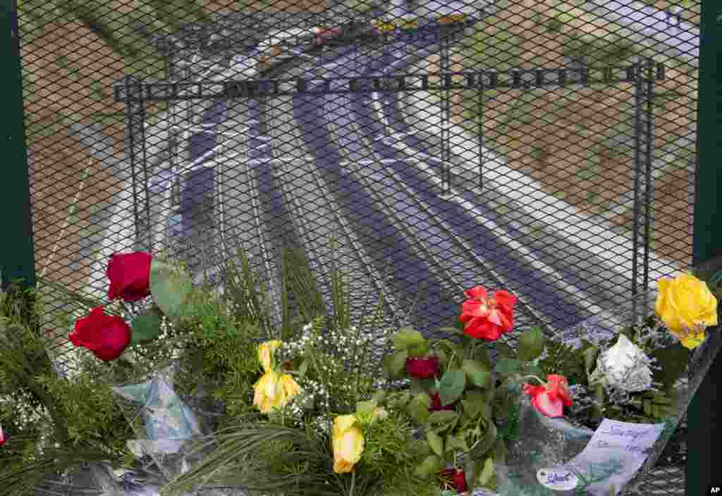 Flores en recuerdo del accidente en Santiago de Compostela que dejó 79 muertos.