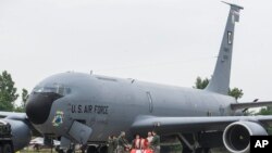 Archivo - Un avión tanque KC-135 de la Fuerza Aérea de EE.UU. el 26 de junio de 2015 en Budapest, Hungría. 