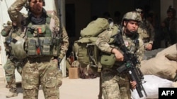 Pasukan khusus Afghanistan tiba di bandar udara di tengah peluncuran serangan untuk merebut kembali kota dari pemberontak Taliban (29/9). (AFP/Nasir Waqif)