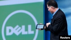 El fundador de la compañía, Michael Dell, muestra una tableta diseñada por el gran fabricante de computadoras.