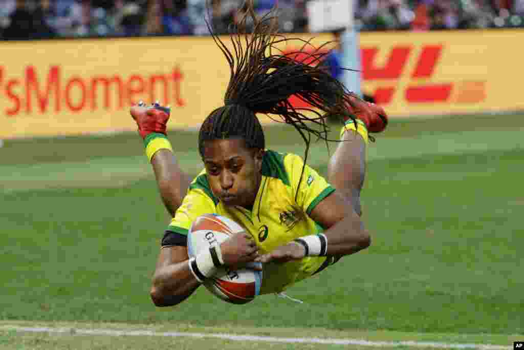 Australia&#39;s Ellia Green dives to score against the United States during the Women&#39;s Rugby Sevens World Cup final in San Francisco, California, July 21, 2018.