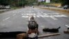 Un membre de l'opposition bloque la route à Caracas, Vénézuela, le 30 juillet 2017. 