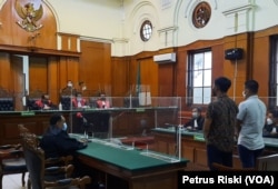 Sidang putusan kasus penganiayaan jurnalis oleh polisi sedang berlangsung di Pengadilan Negeri Surabaya, 12 Januari 2021, sebagai ilustrasi. (Foto: VOA/Petrus Riski)