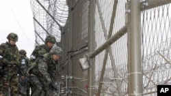General Hwang Eui-don (R), Chief of the General Staff of South Korean Army, checks the fence of the Demilitarized Zone between the two Koreas as he patrols with Army soldiers in Paju, South Korea, 01 Dec 2010