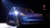 ایلان ماسک در کنار خودروی جدید تسلا، «مدل وای» - ۱۴ مارس ۲۰۱۹ 