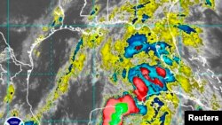 Imagen de satélite de la Administración Nacional Océanica y Atmosférica, muestra a la tormenta tropical Colin a punto de tocar tierra en la costa del Golfo, en Florida.