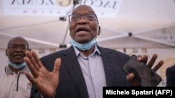 Jacob Zuma est en liberté conditionnelle après avoir été condamné à la prison pour avoir refusé de témoigner devant la commission.