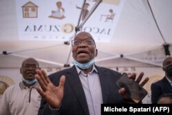 L'ancien président sud-africain Jacob Zuma s'adresse aux journalistes devant un commissariat à Pietermaritzburg, le 21 octobre 2021.