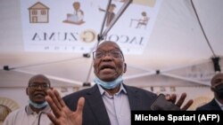 L'ancien président sud-africain Jacob Zuma s'adresse aux journalistes devant le commissariat du service de police sud-africain (SAPS) à Pietermaritzburg le 21 octobre 2021.