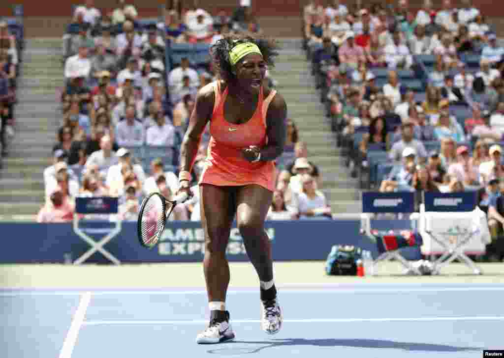 Tay vợt Serena Williams của Mỹ phấn khích khi ghi điểm trước đối thủ Roberta Vinci của Ý trong trận bán kết đơn nữ tại giải quần vợt Mỹ Mở rộng ở thành phố New York, Mỹ.