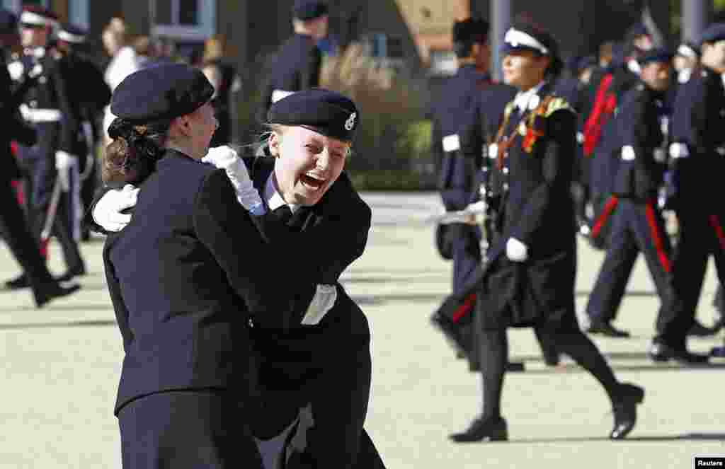 Dua siswi tampak kegirangan seusai kunjungan mendadak Pangeran Harry ke sekolah militer kerajaan The Duke of York di Dover, Inggris selatan, tanggal 28 September 2015.