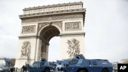 Los transportes blindados de la policía estacionados frente al Arco de Triunfo, el sábado 8 de diciembre, en París. (Foto: AP)