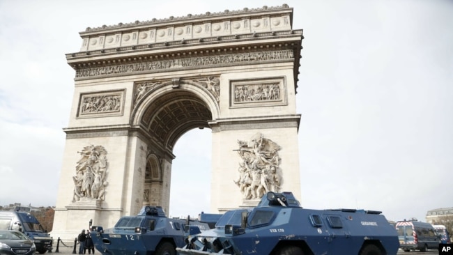 Los transportes blindados de la policía estacionados frente al Arco de Triunfo, el sábado 8 de diciembre, en París. (Foto: AP)