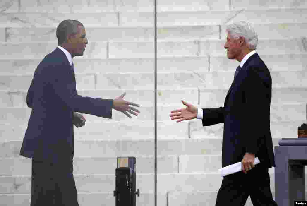 El presidente Barack Obama saluda al ex presidente estadounidense Bill Clinton luego del discurso de Clinton, en la ceremonia del 50 aniversario del discurso de Martin Luther King Jr., llamado &quot;Yo tengo un sueño&quot; pronunciado el 28 de agosto de 1963.