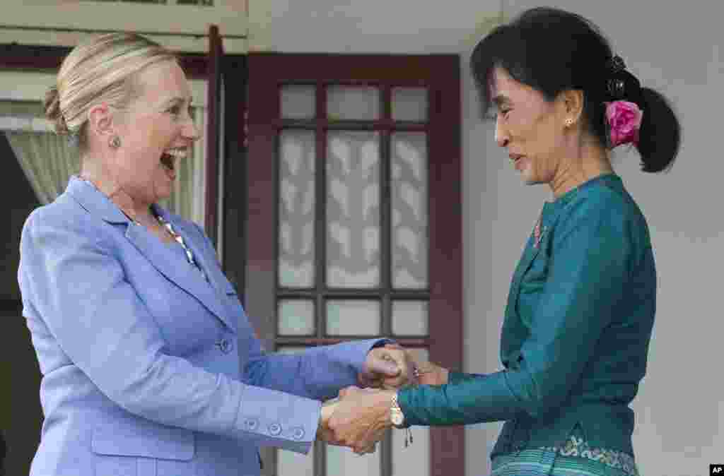 Aung San Suu Kyi, right, and U.S. Secretary of State Hillary Clinton after speaking to the press at Suu Kyi&#39;s residence in Rangoon, Burma, December 2, 2011.
