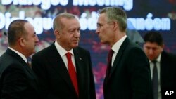 Presiden Tuki Recep Tayyip Erdogan (tengah) didampingi Menlu Turki Mevlut Cavusoglu (kiri) berbicara dengan Sekjen NATO Jens Stoltenberg di Ankara, Turki 6 Mei 2019 lalu.