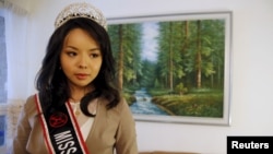 Thí sinh Canada dự cuộc thi Hoa hậu Thế giới Anastasia Lin trong cuộc phỏng vấn tại tư gia ở Toronto. Cô Lin cho biết hiện cô vẫn chưa nhận được giấy báo tham dự vòng thi chung kết vào tháng tới diễn ra ở khu du lịch Tam Á ở Trung Quốc, sau khi cô lên tiếng về vấn đề nhân quyền.