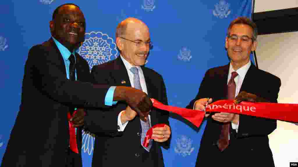 Le ministre sénégalais de la Culture et de la Communication, Mbagnick Ndiaye (à gauche), l&rsquo;ambassadeur américain à Dakar (centre), Zumwalt et le directeur du Bureau de la stratégie et du développement de Broadcasting Board of Governors, Bruce Sherman coupent le ruban symbolique lors du lancement de loa fréquence 102 FM de la VOA Afrique à Dakar, Sénégal, mardi 3 mars 2015.