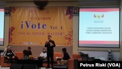 Menteri Dalam Negeri Tjahjo Kumolo berbicara dalam bincang santai mengenai peran kaum muda dalam menyukseskan Pemilu 2019 di Universitas Surabaya (foto: VOA/Petrus Riski)