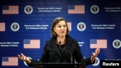 Asisten Menlu AS Victoria Nuland dalam jumpa pers di Kedutaan Besar AS di Kiev, 7/2/2014. Percakapan teleponnya mengenai politik di Ukraina disadap dan tersebar di internet. 