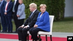 Nemačka kancelarka Angela Merkel dočekala je britanskog premijera Borisa Džonsona u Berlinu sa vojnim počastima u Berlinu, 21. avgusta 2019.