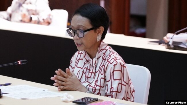 Menteri Luar Negeri Retno Marsudi dalam jumpa pers secara virtual di kantornya di Jakarta, Rabu (29/4) (foto: Kemlu RI).