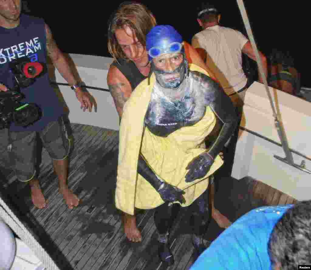 La nadadora fue sacada de las aguas cuando ya llevaba m&aacute;s de 60 horas de traves&iacute;a. Una poderosa corriente y una tormenta retrasaron su avance por el estrecho de Florida.