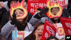 South Korean protesters shout slogans during a rally calling for South Korean President Park Geun-hye to step down in Seoul, South Korea, Nov. 26, 2016.