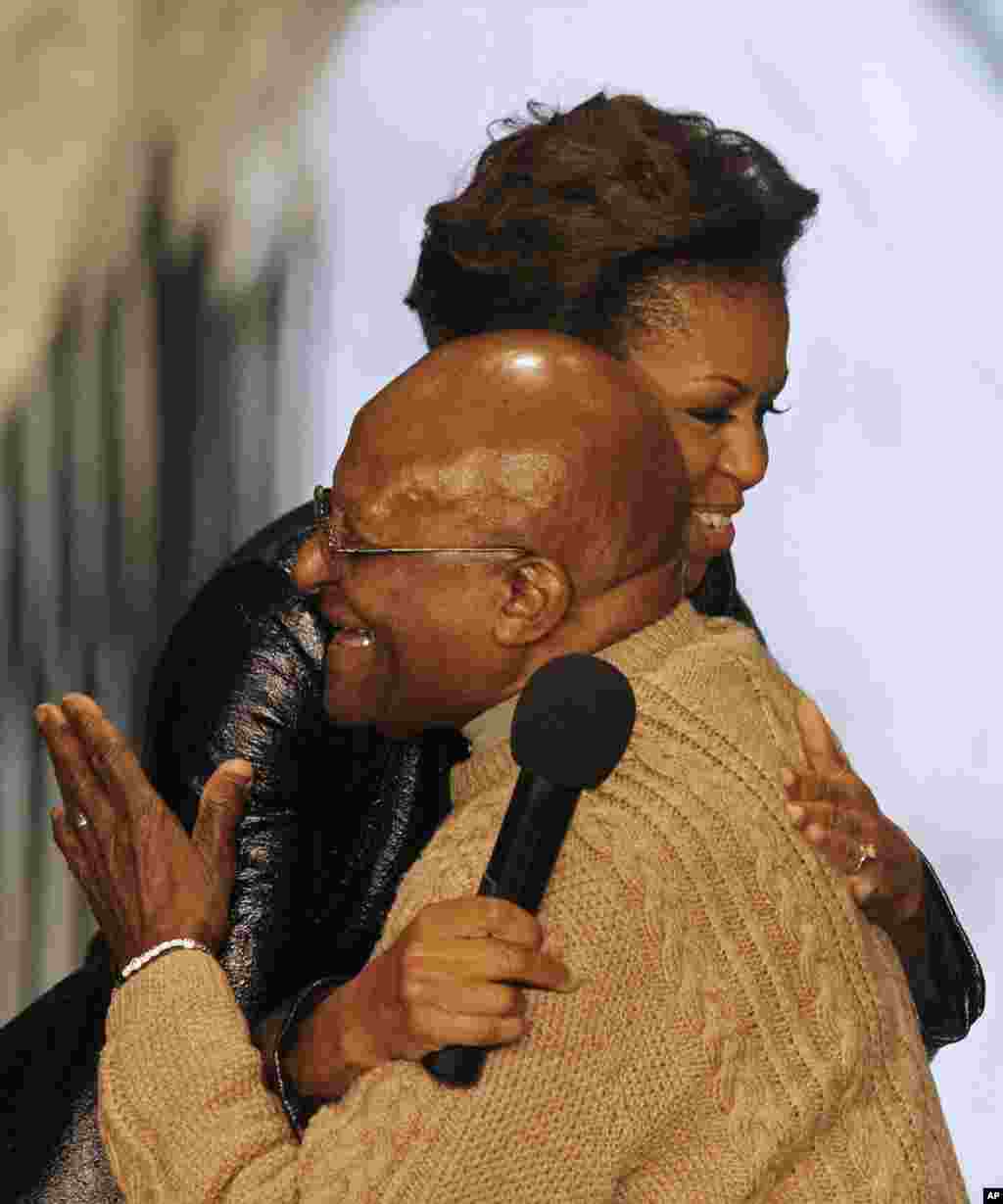 Michelle Obama com o arcebispo anglicano Desmond Tutu, na Cidade do Cabo. Tutu foi galardoado com Prémio Nobel da Paz em 1984 e é um dos heróis da luta contra o apartheid.