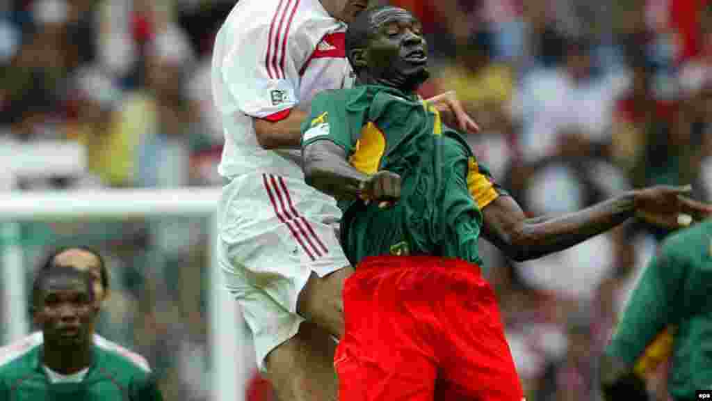 26 juin 2003: Marc-Vivien Foé s'écroule durant le match Cameroun-Colombie lors de la demi-finale de la Coupe des confédérations 2003, et meurt peu de temps après à l'hôpital. Une autopsie révèlera qu'il est mort d'une cardiomyopathie hypertrophique.
