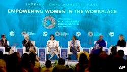 Dari kiri ke kanan: jurnalis televisi Indonesia Rosianna Silalahi, Managing Director IMF Christine Lagarde, Menteri Keuangan Indonesia Sri Mulyani, Sekretaris Eksekutif Komisi Ekonomi PBB untuk Afrika Vera Songwe, Direktur Eksekutif Aksi Hak-Hak Perempuan Internasional Tonton, Asia Pasifik, Priyanthi Fernando, dan Deputi Gubernur Senior, Bank of Canada Carolyn Wilkins dalam seminar "Memberdayakan Perempuan di Tempat Kerja" dalam Pertemuan IMF-Bank Dunia di Bali, 9 Oktober 2018. (AP Photo / Firdia Lisnawati)