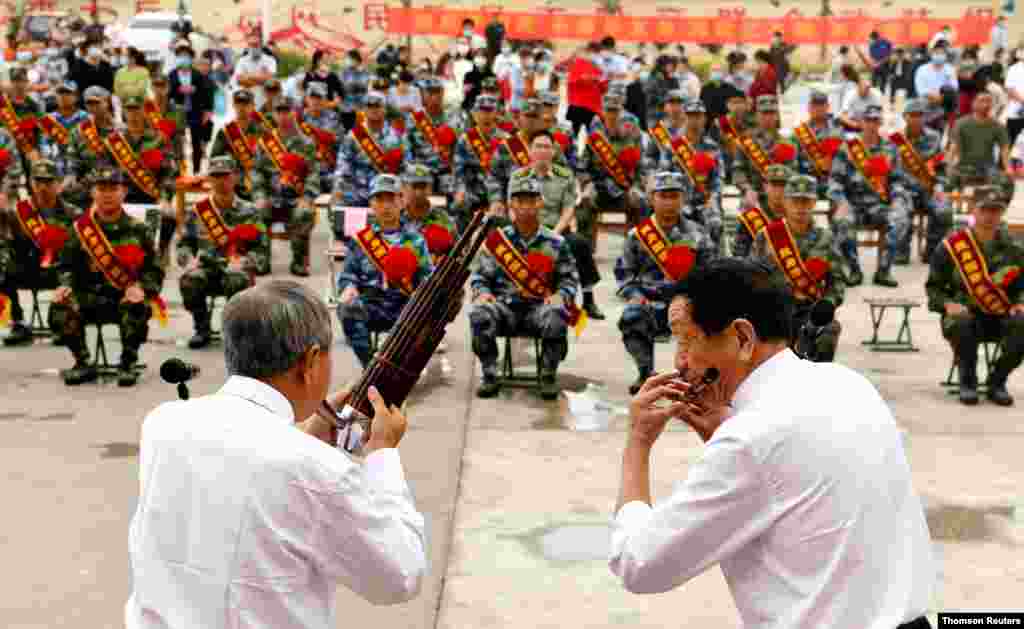 중국 스자좡시에서 중국인민해방군 신병 환영식이 열렸다. 