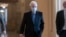 លោក Mitch McConnell មេដឹកនាំ​គណបក្ស​សាធារណរដ្ឋ​ក្នុង​ព្រឹទ្ធសភា​សហរដ្ឋ​អាមេរិក ដើរក្នុងសាលវិមានរដ្ឋសភា ក្នុងរដ្ឋធានីវ៉ាស៊ីនតោន ថ្ងៃទី២១ ខែមករា ឆ្នាំ២០២១។