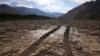 Las marcas de las ruedas de un tractor en el lecho de un río de La Paz, cubierto por el lodo debido a las persistentes lluvias, en El Peñol, Bolivia, el viernes 23 de febrero de 2024. 