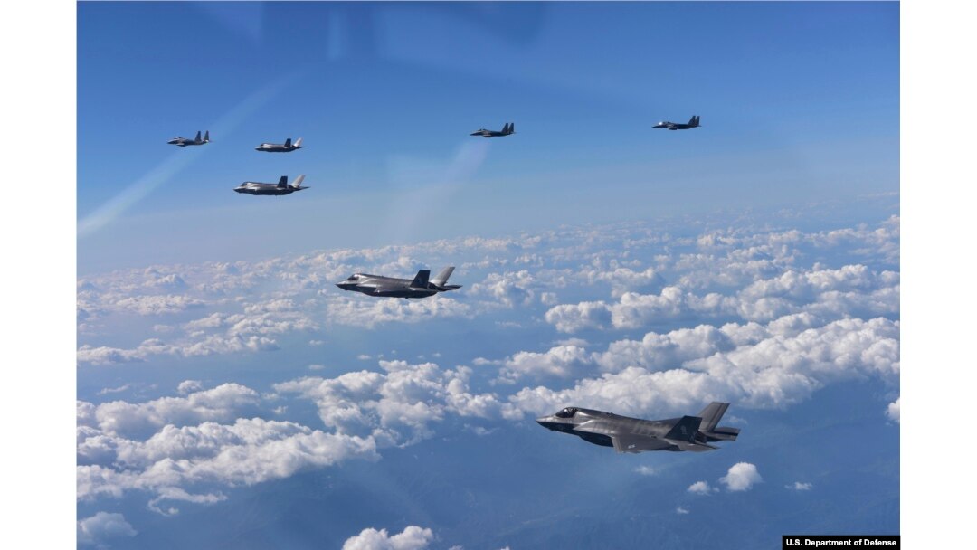 编队演习威慑朝鲜的美国B-1B轰炸机与F-35战机（14图）