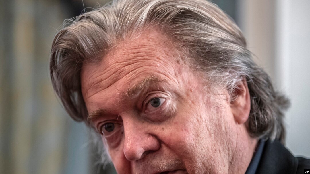En esta fotografía del domingo 19 de agosto de 2018, Steve Bannon, ex asesor del presidente Donald Trump, habla durante una entrevista en Washington DC.