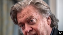 En esta fotografía del domingo 19 de agosto de 2018, Steve Bannon, ex asesor del presidente Donald Trump, habla durante una entrevista en Washington DC.