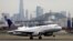 Newark Liberty uluslararası Havalimanı'nda United Havayolları'na ait bir uçak (Arşiv)