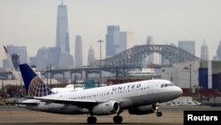 FILE PHOTO: A United Airlines passenger jet takes off with New York City as a backdrop, at Newark Liberty International Airport, New Jersey, U.S. December 6, 2019. REUTERS/Chris Helgren/File Photo