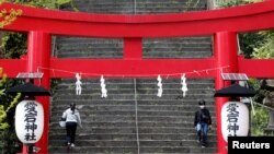 Para pengunjung menuruni anak tangga saat pemerintah Jepang mengumumkan keadaan darurat di Tokyo, Jepang, menyusul pandemi virus corona, 16 April 2020. 