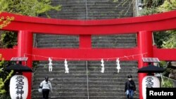 People walk on steps after the Japanese government announced a state of emergency for the capital and some prefectures following amid the coronavirus pandemic, in Tokyo, Japan, April 16, 2020. 