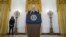 Presidenti Biden duke njoftuar arritjen e 100 milionë injektimeve të vaksinës, ndërsa në sfond qëndron Nënpresidentja Harris (Dhoma Lindore e Shtëpisë së Bardhë, 18 mars 2021)