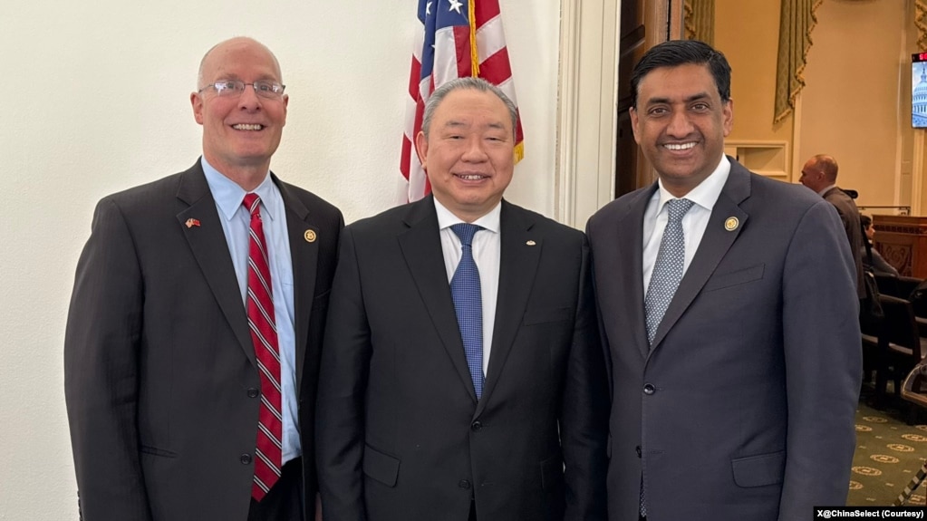 众议院美国与中国共产党战略竞争特设委员会主席、共和党众议员穆勒纳尔、该委员会首席民主党成员卡纳与台湾驻美代表俞大㵢在国会山合影。(2026年2月11日)